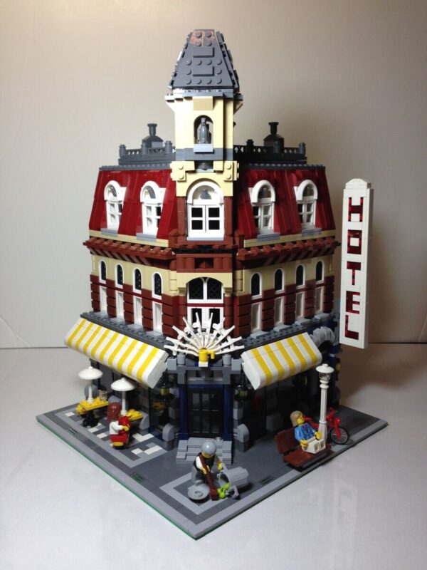 LEGO 10182 Café Corner - Image 2