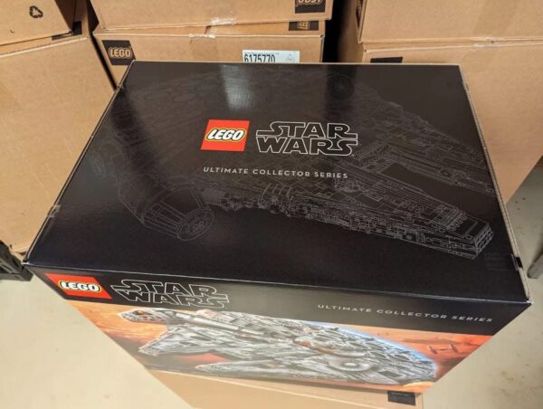 Lego Star Wars Millennium Falcon 75192 Reunion Island - Image 4