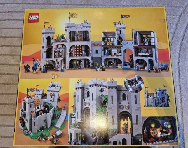 LEGO Icons 10305 Lion Knights’ Castle - Image 2