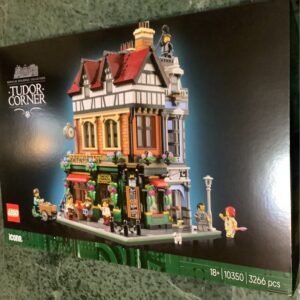 LEGO 10350 – Tudor Corner (LEGO Icons Modular Building)