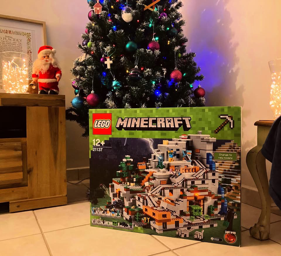 LEGO Minecraft 21137 – The Mountain Cave
